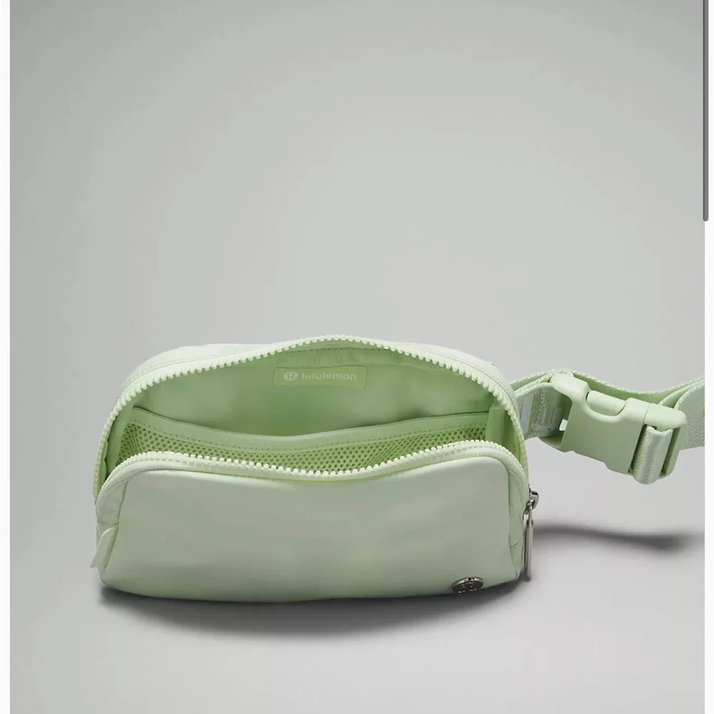 NEW LULULEMON EVERYWHERE BELT BAG KOHLRABI GREEN/WHITE - Picture 5 of 8